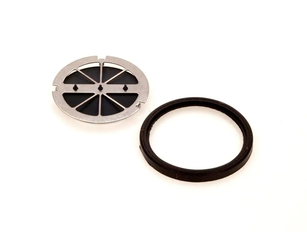 BOSCH Membranteller und O-Ring, aus Metall und schwarzem Gummi, für technische Anwendungen. Teile sind nicht miteinander verbunden und liegen separat.